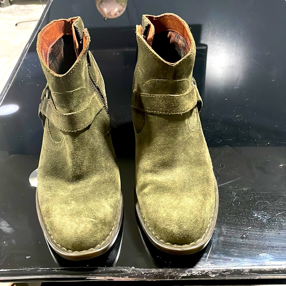 Leather born boots. Very comfortable cushion inside, easy to walk comfortably